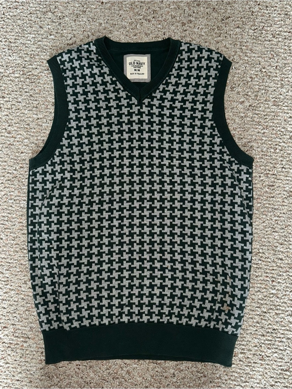Old Navy Men's Black and Gray Houndstooth Knit Vest